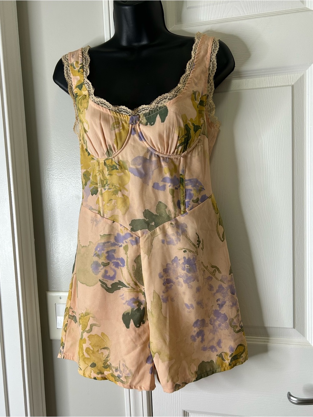 PrettyLittleThing Pink Floral Chiffon Lace Trim Romper Size US 6 NWT - Picture 2 of 10